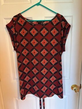 Ann Taylor Red and Navy Geometric Short Sleeve Tunic